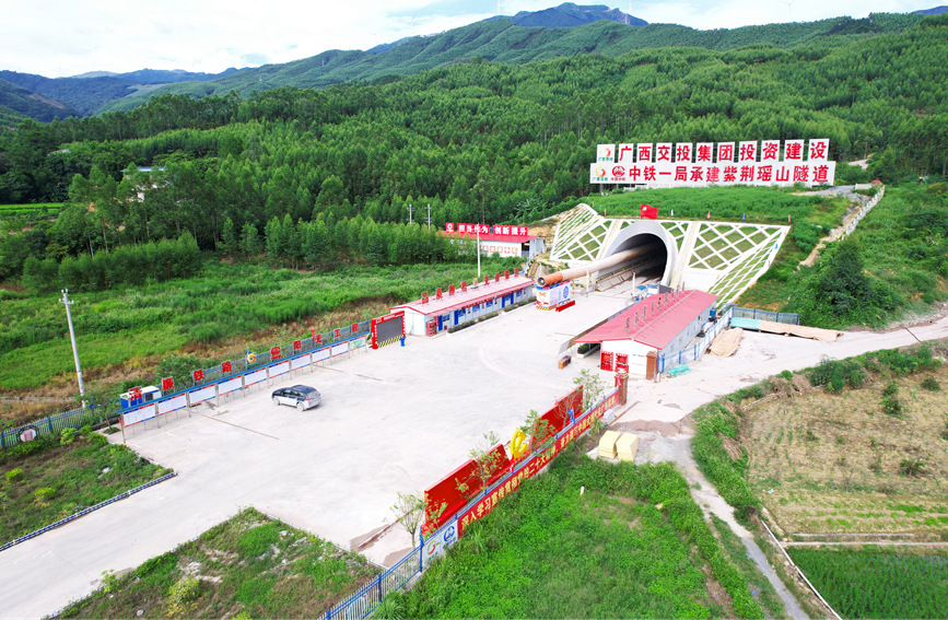 柳梧鐵路紫荊瑤山隧道.jpg