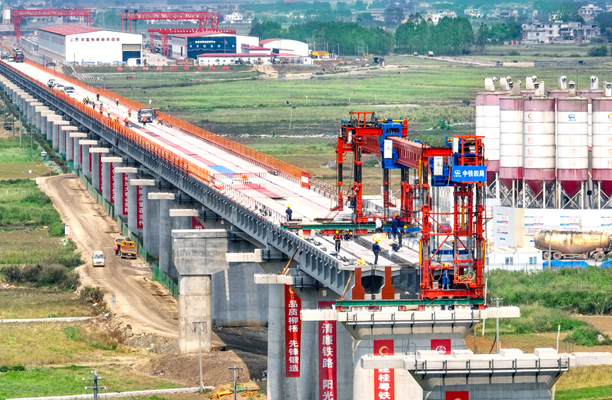 柳梧鐵路平田跨柳北高速特大橋。