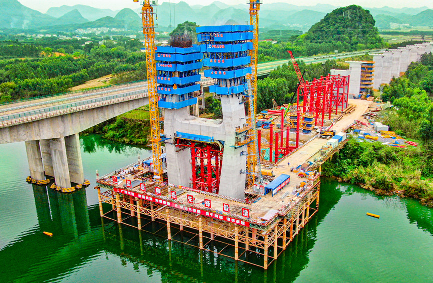 柳梧鐵路盤(pán)龍柳江特大橋。