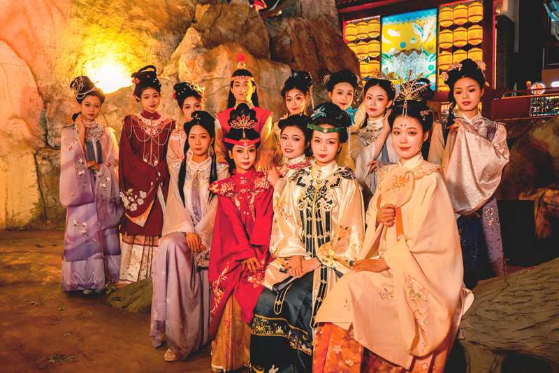 《寶黛葬花》表演。廣西旅發(fā)不夜城運(yùn)營(yíng)管理有限公司供圖