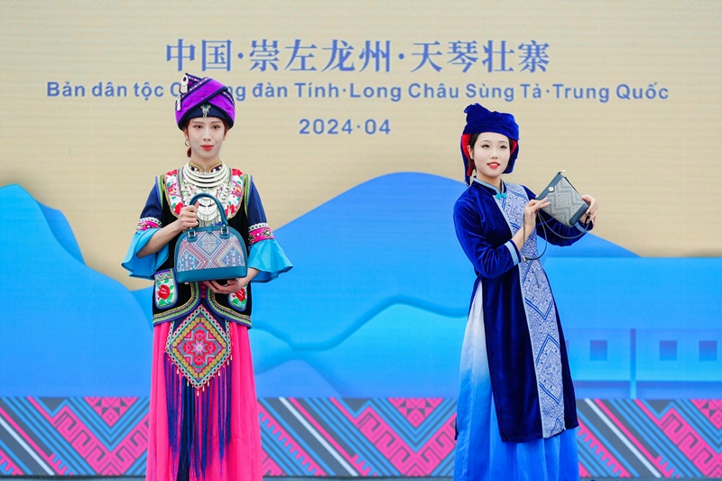 模特走秀展示壯錦文創(chuàng)新品。龍州縣委宣傳部供圖
