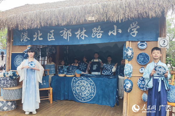 小學(xué)生展示扎染作品。人民網(wǎng)記者 王勇攝