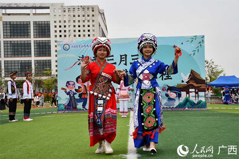 民族服飾走秀。人民網(wǎng) 馮肖慧攝