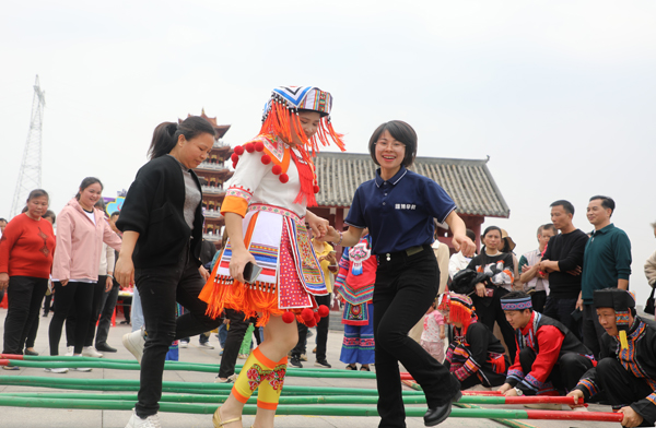 跳竹竿舞