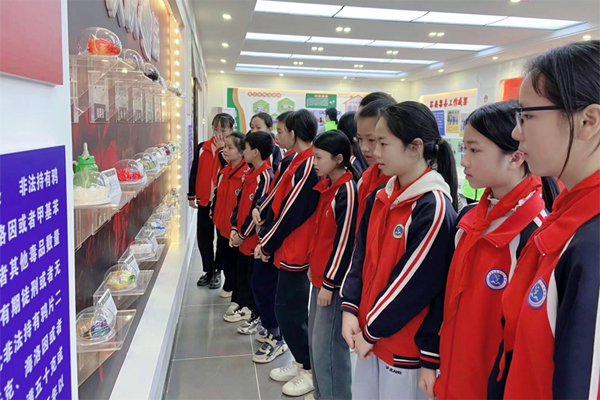 容縣楊梅中心小學(xué)組織學(xué)生參觀禁毒教育基地。容縣融媒體中心供圖
