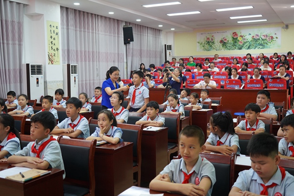 學(xué)生在課堂上積極分享自己的閱讀感受