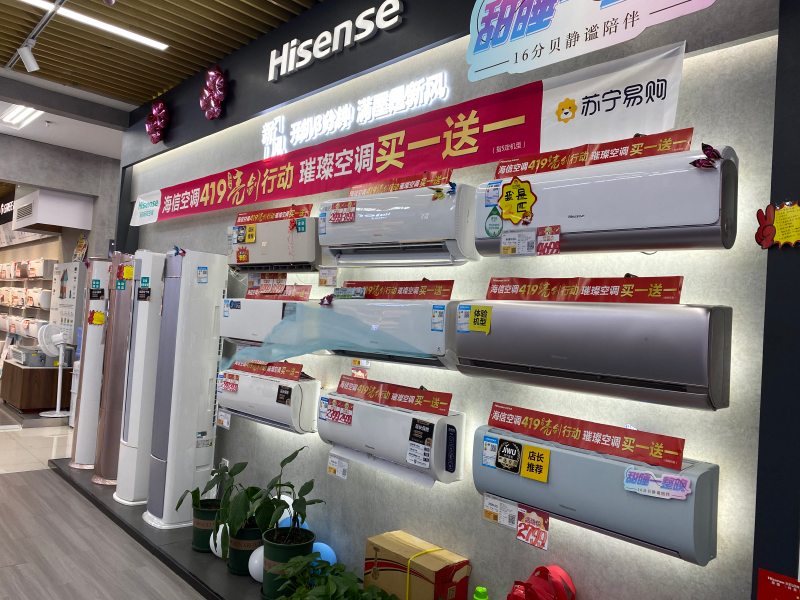 蘇寧易購?fù)瞥龆囗?xiàng)家電優(yōu)惠活動。人民網(wǎng) 馮肖慧攝