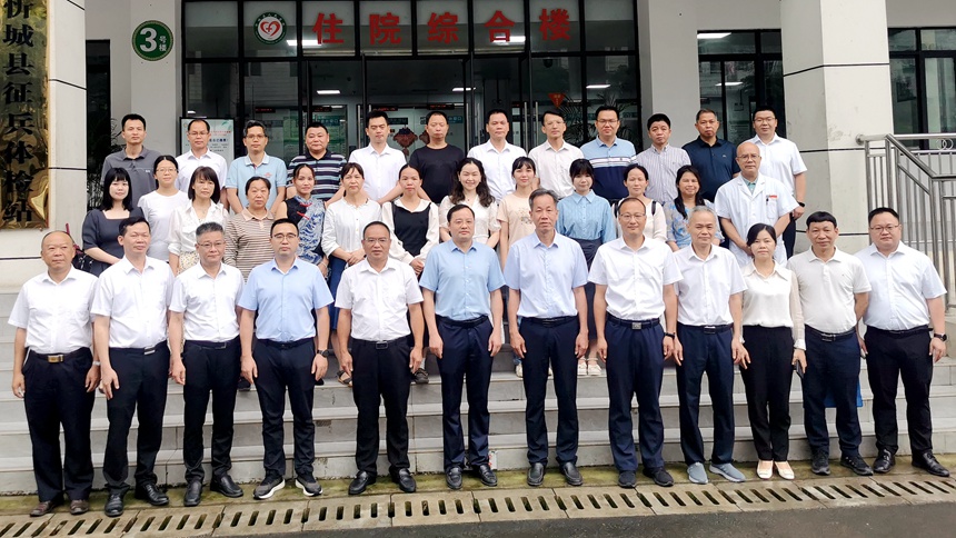 圖為調(diào)研組與高州對口支援忻城縣的教師和醫(yī)生合影