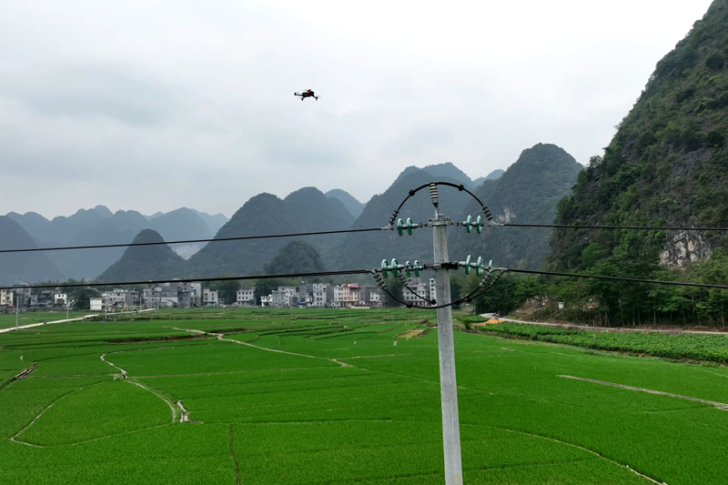 南方電網(wǎng)廣西河池東蘭供電局采取“固定機(jī)巢+移動(dòng)機(jī)巢”方式，實(shí)現(xiàn)全縣域無(wú)人機(jī)自主巡航全覆蓋。羅洋攝
