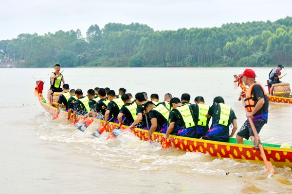 河流湍急，奮楫爭先。
