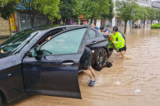 民輔警在轉(zhuǎn)移車輛。唐平平攝
