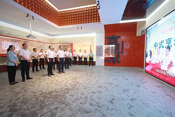 韋猛一行在高州市曹江鎮(zhèn)考察高涼文化特色墟街