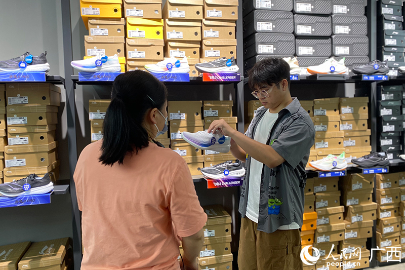 市民在南寧杉杉奧特萊斯商業(yè)廣場(chǎng)選購(gòu)商品。人民網(wǎng) 馮肖慧攝