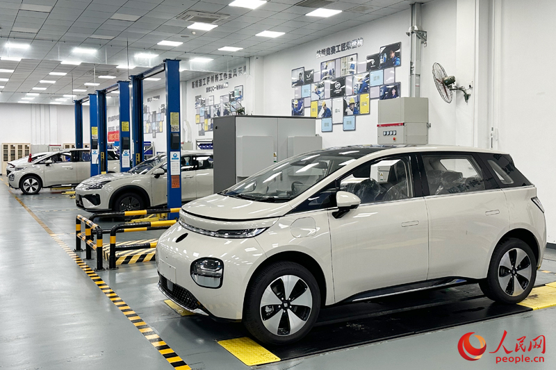 等待測試的新能源汽車。人民網(wǎng) 雷琦竣攝
