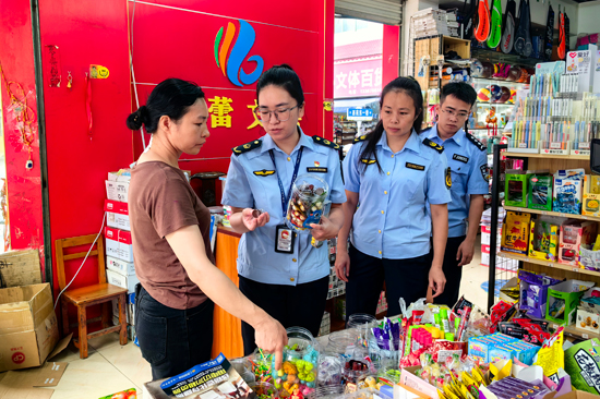 市場監(jiān)督管理局執(zhí)法人員進(jìn)行檢查。