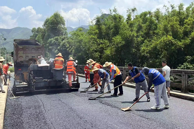 齊心協(xié)力鋪設(shè)橋面道路。