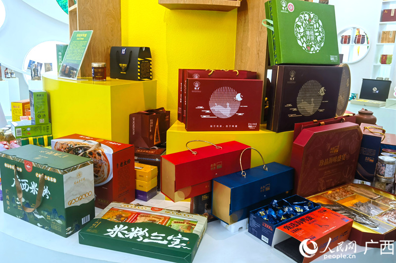 產(chǎn)品展示。人民網(wǎng)記者陳燕攝