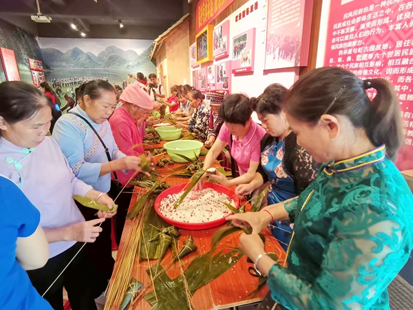 西林：群眾包粽子感受非遺魅力