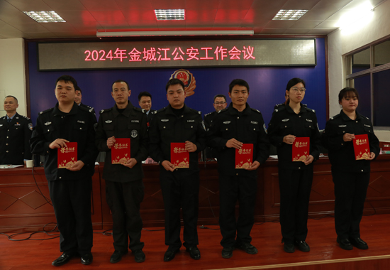獲嘉獎(jiǎng)輔警代表領(lǐng)獎(jiǎng)。莫琨攝