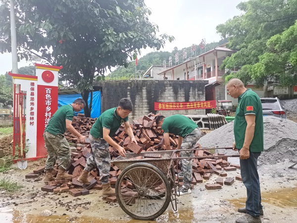 退役軍人投入鄉(xiāng)村建設(shè)。岑秀杯攝
