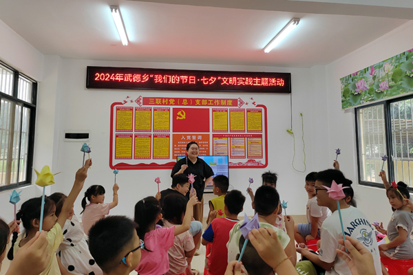 孩子們高興地展示親手折疊的郁金香花朵。