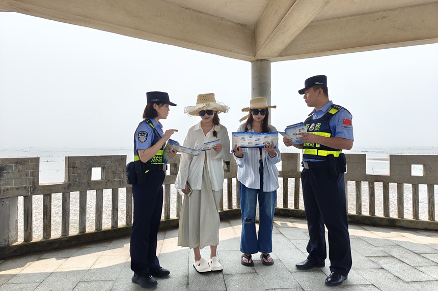 民警向游客宣傳反詐知識(shí)。