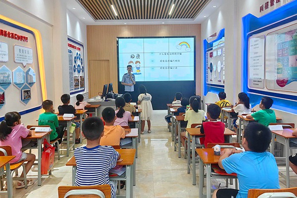7月31日，防城港市公安局港城派出所走進(jìn)東海灣社區(qū)暑假公益班，為學(xué)生們帶來(lái)妙趣橫生的安全小課堂。