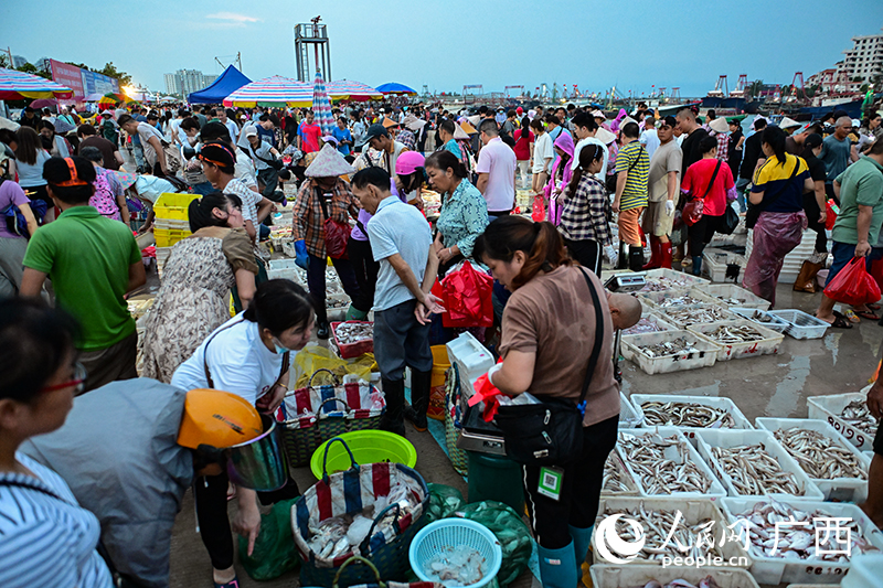 市民游客在購(gòu)買海鮮。人民網(wǎng) 雷琦竣攝