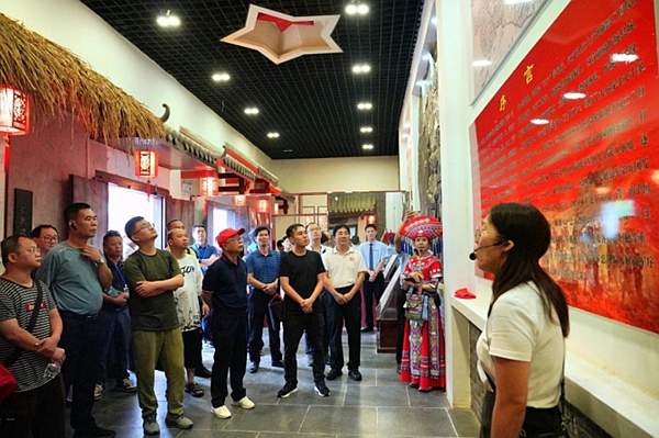 圖為職工們參觀馬泗鄉(xiāng)都宜忻游擊隊(duì)紀(jì)念館