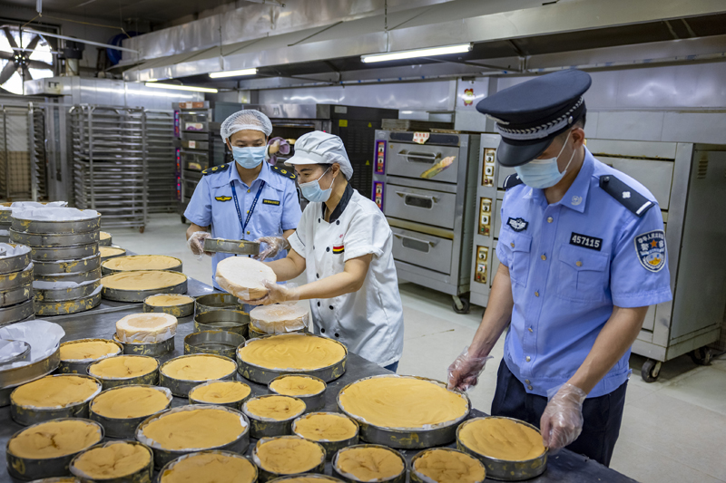 檢查組對剛出爐的現(xiàn)烤蛋糕進(jìn)行檢查。零達(dá)軍攝