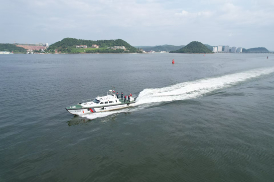 防城港海警對轄區(qū)海上風(fēng)電專用海纜進(jìn)行巡邏管護(hù)
