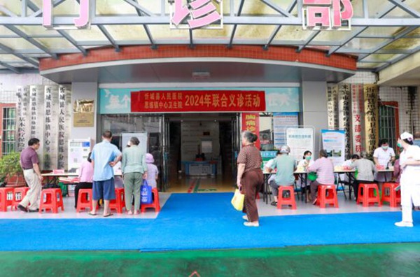 圖為基層義診活動現(xiàn)場