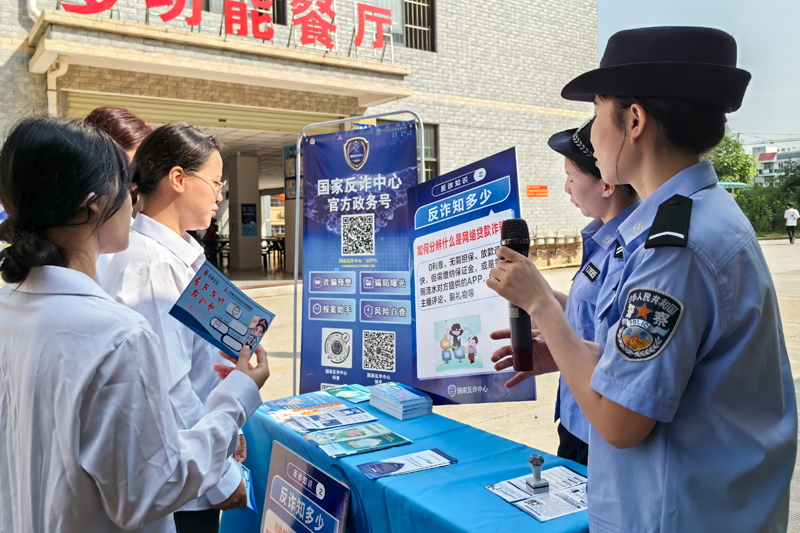 同學們積極回答問題。零達軍攝