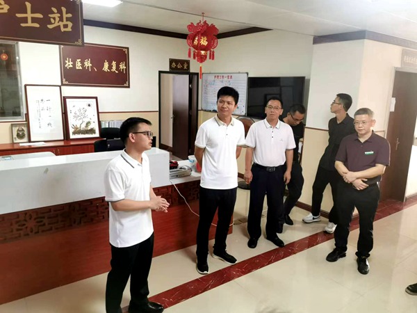圖為高州市中醫(yī)院專家組在忻城縣中醫(yī)院調(diào)研壯醫(yī)學(xué)相關(guān)情況