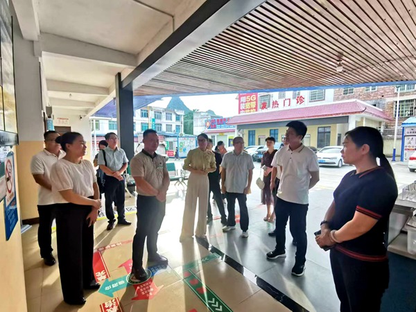 圖為高州市分界鎮(zhèn)衛(wèi)生院專家調(diào)研新圩鄉(xiāng)衛(wèi)生院建設(shè)情況