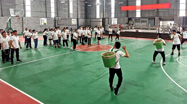 趣味運(yùn)動(dòng)會(huì)上的壯家特色“拋繡球”活動(dòng)
