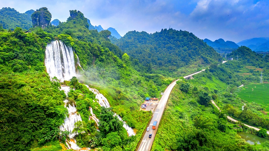 國道359線靖西三疊嶺瀑布路段與水近距離接觸。廣西公路發(fā)展中心供圖