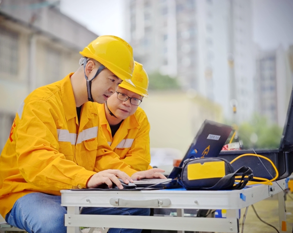 南寧通信段桂林北高鐵通信車間職工在使用衛(wèi)星電話及布控球進行應急通信演練。羅陸韜攝