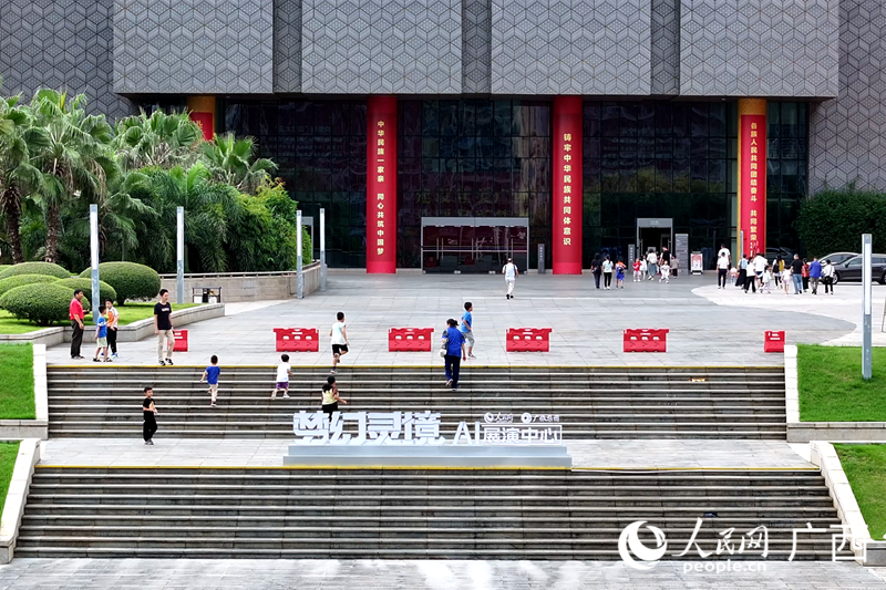 “夢幻靈境”AI展演中心。人民網(wǎng) 雷琦竣攝