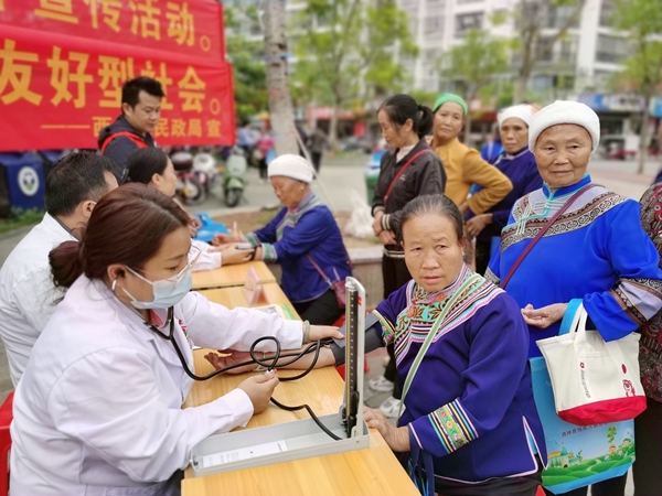 醫(yī)護(hù)人員為老人量血壓。