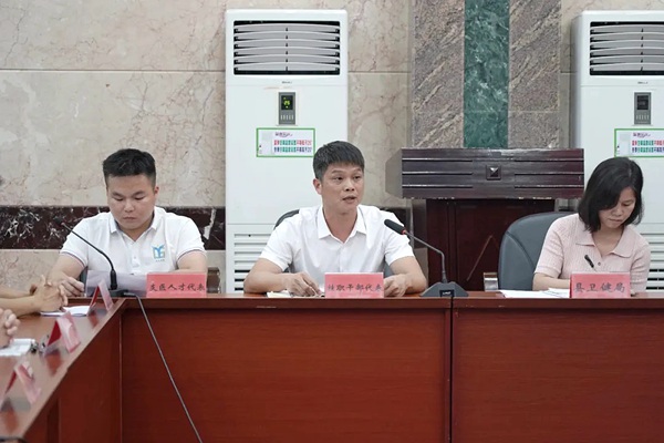 幫扶干部、人才代表在會上作交流發(fā)言