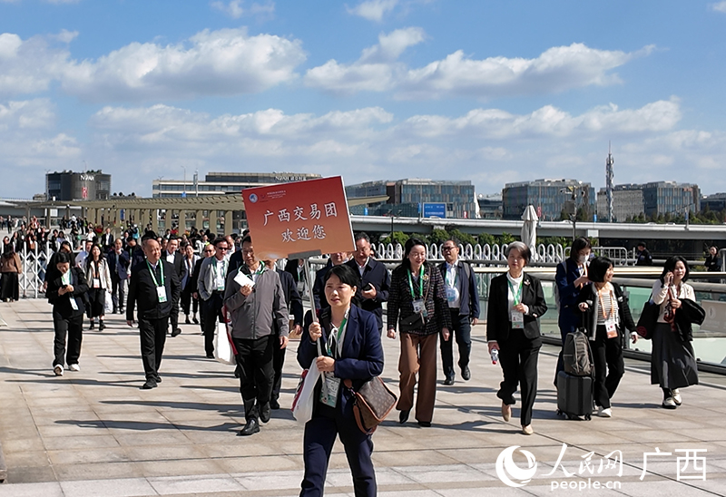 廣西交易團(tuán)進(jìn)入場(chǎng)館。人民網(wǎng) 雷琦竣攝