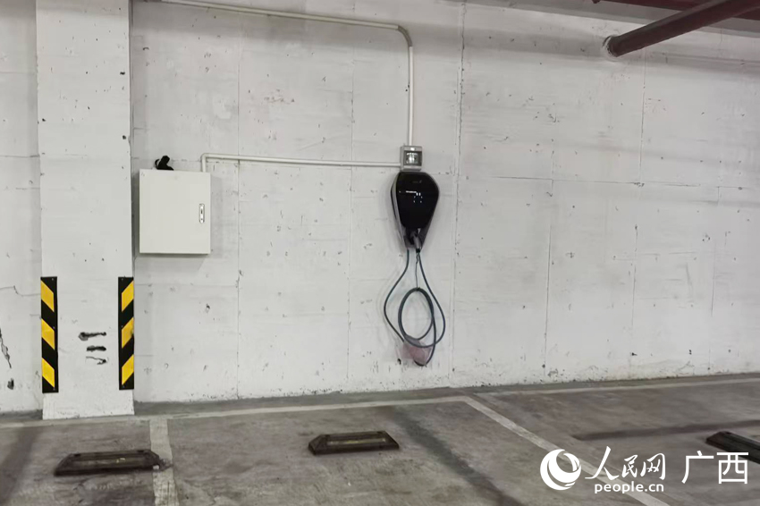 小區(qū)江景樓負(fù)一層停車場的人防車位已成功安裝自用樁。人民網(wǎng)記者 覃心攝