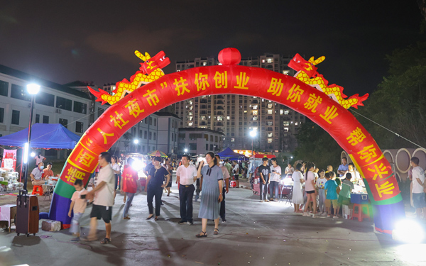 靖西市人社局開展專場(chǎng)招聘和夜市招聘為群眾提供就業(yè)機(jī)會(huì)