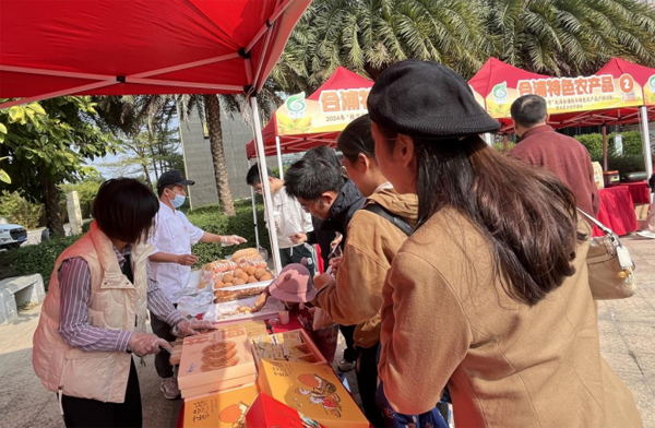 群眾正在品鑒合浦縣的綠色農(nóng)產(chǎn)品。林啟波攝
