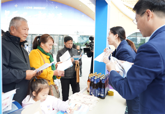 向現(xiàn)場群眾介紹反假幣相關知識。桂林銀行供圖