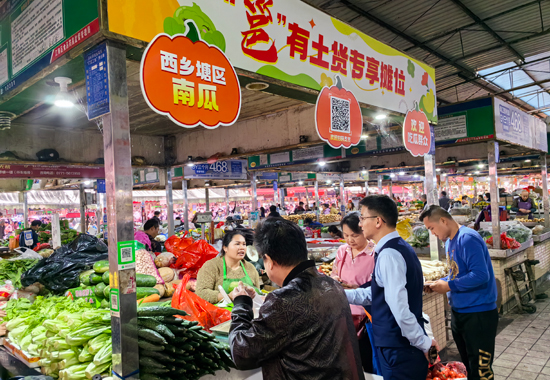 桂林銀行工作人員走訪菜市商戶。桂林銀行供圖