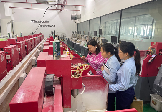 桂林銀行工作人員在廣西黃金珠寶產(chǎn)業(yè)園內(nèi)企業(yè)開展調(diào)研。桂林銀行供圖