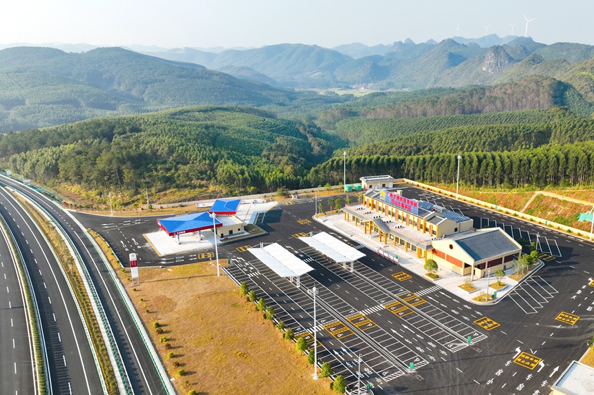 武忻高速合山北服務區(qū)實現提前10個月完工交付，各項設施齊全。凌國穎攝