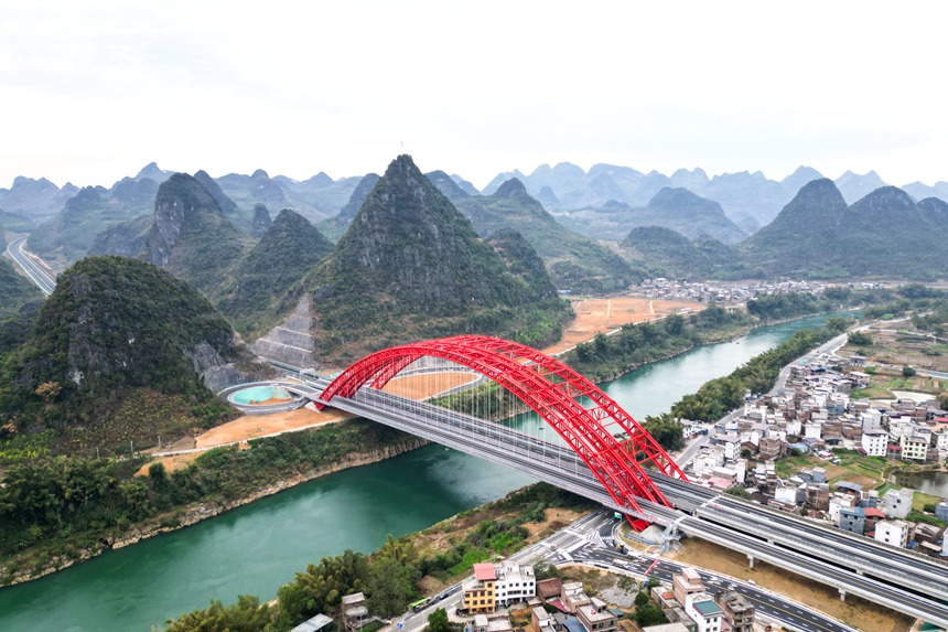 武忻高速新圩紅水河特大橋主線橋、連接線橋實現工程建設與鄉(xiāng)村振興的雙向奔赴。黃全毅攝